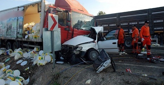 Kütahya'da Kamyon ile Otomobil Çarpıştı: 5 ölü