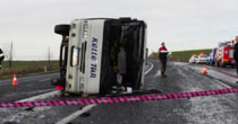 Tekirdağ,Muratlı Karayolu'nun Sırtköy MevkiindeTekstil İşçilerini Taşıyan 59 S 1209 Plakalı Servis Midibüs Yoldan Çıkarak Devrildi.Kazada Burçin Karaağaç Hayatını Kaybetti