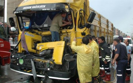 Uşak'lı Kamyon Şoförü Zeki Ünsal Turgutlu'da Kaza Yaptı.